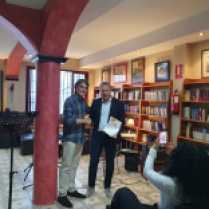 Manuel Fdez. de la Cueva recibe el premio de manos de Antonio Solano