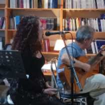 Ana Rojano y Paco Carmona durante su actuación musical